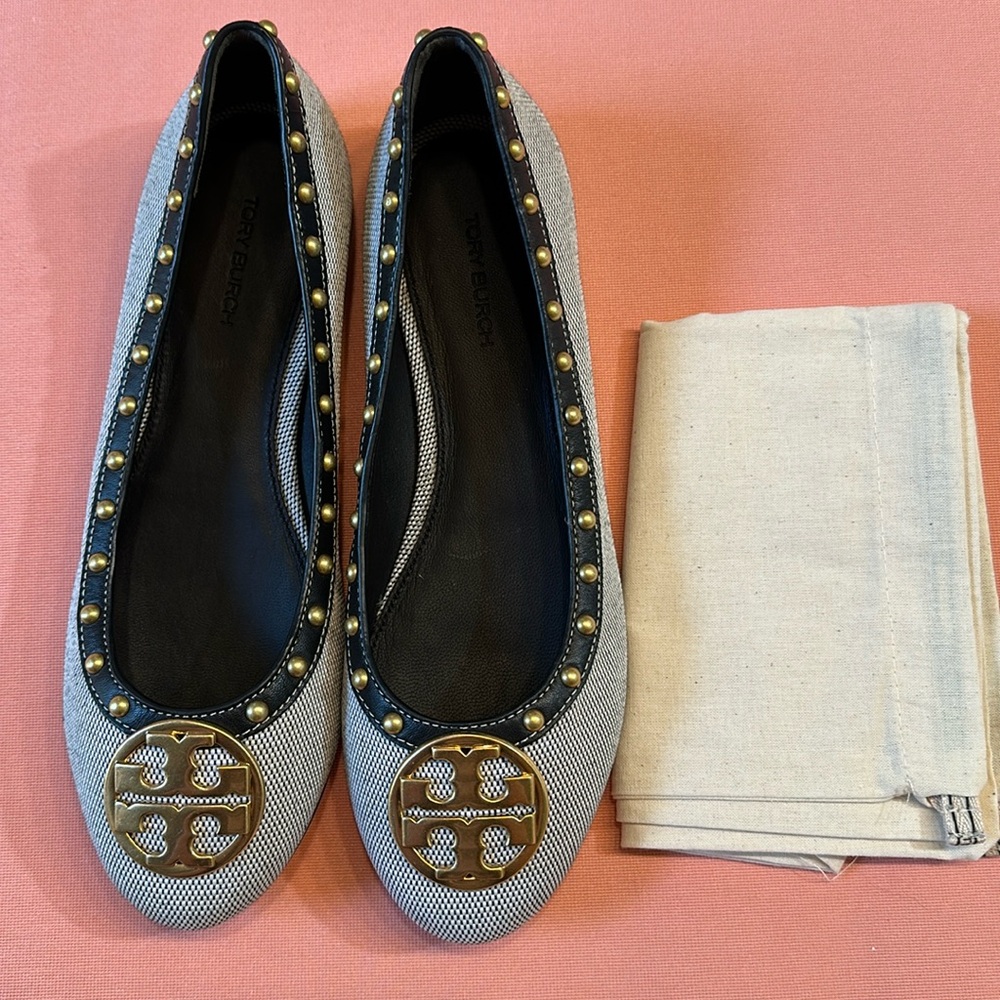 New Tory Burch Flat Shoes With Gold Logo. Size 7.